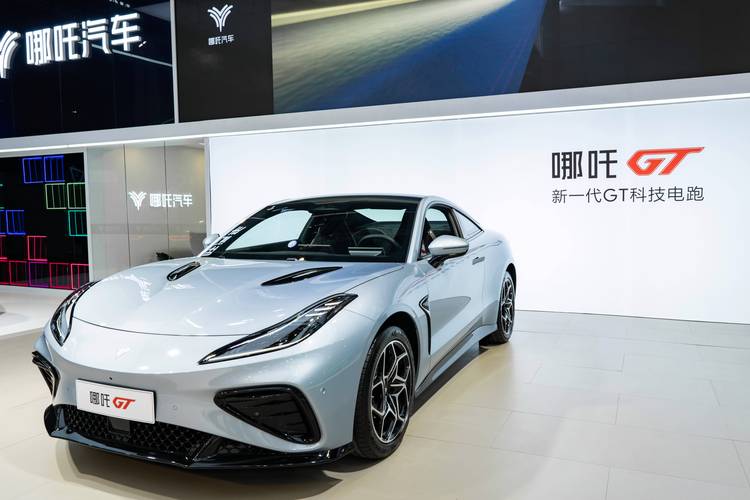 惠州52哪吒汽车在智能汽车领域的表现，领途汽车在新能源汽车市场中的影响力